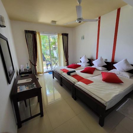 Rainbow Lagoon Resort Negombo Exterior photo